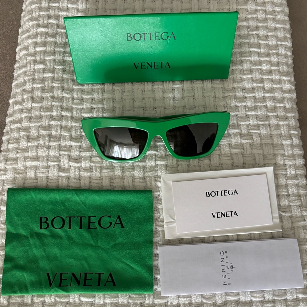 Bottega Veneta Green Sunglasses - Picture 8 of 8